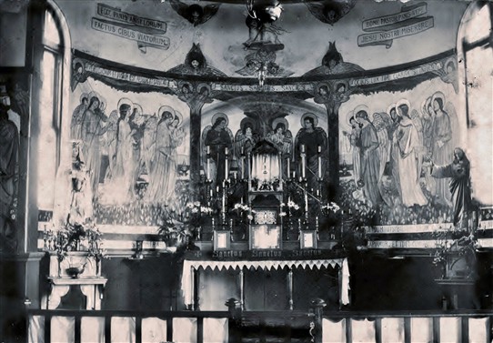 Photo:The altar had frescoes painted on the walls that isn't there today.